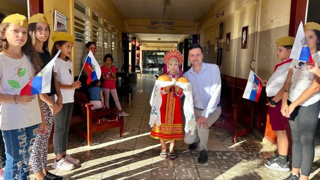 El cónsul general interino ruso en Cuba, A.V. Nekrasov, con alumnos de la escuela primaria 5 de Septiembre, en Majagua, Ciego de Ávila.