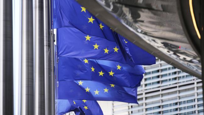 Banderas de la Unión Europea en su sede en Bruselas.