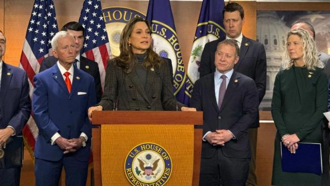 La congresista María Elvira Salazar (en el centro).