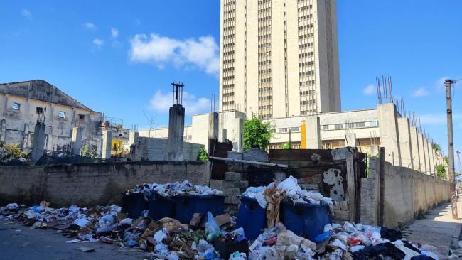 Un basurero en las inmediaciones del Hospital Hermanos Ameijeiras en La Habana.