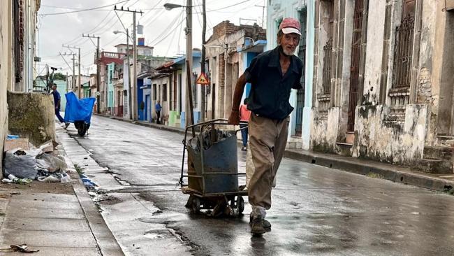 Un cubno arrastra una carretilla en Camagüey.