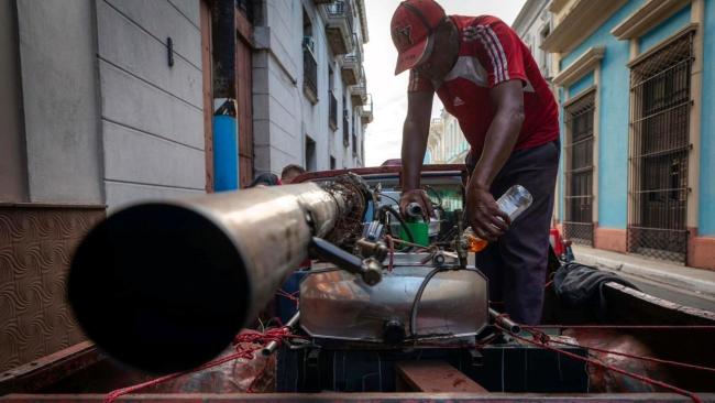 Un operador de un equipo de fumigación.