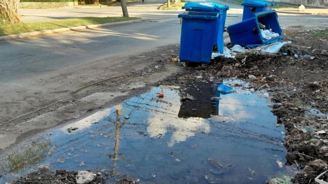 Tanques de basura y agua acumulada en La Habana.