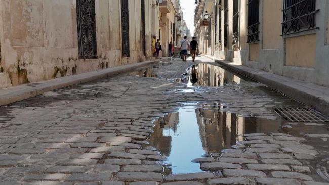 Una calle de La Habana con salideros de agua.