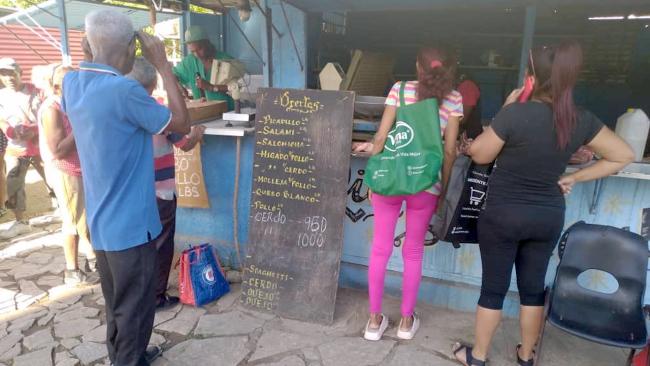 Precios de la carne de cerdo en un mercado en Santiago de Cuba.