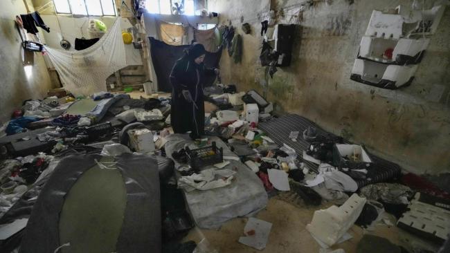 Una mujer buscando a un familiar preso en la prisión militar de Saydnaya tras la caída del régimen de Al-Ásad.