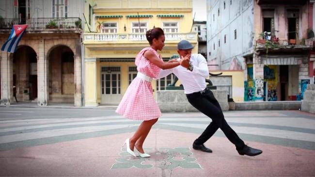 Una pareja baila son en Cuba.