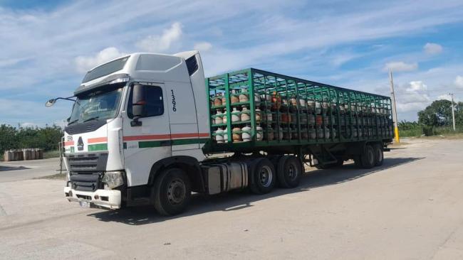 Un camión con cilindros de gas en Granma. 