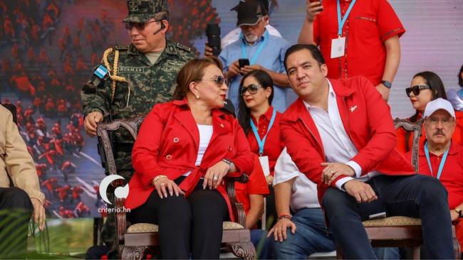 Xiomara Castro y su hijo y secretario privado Héctor Zelaya.