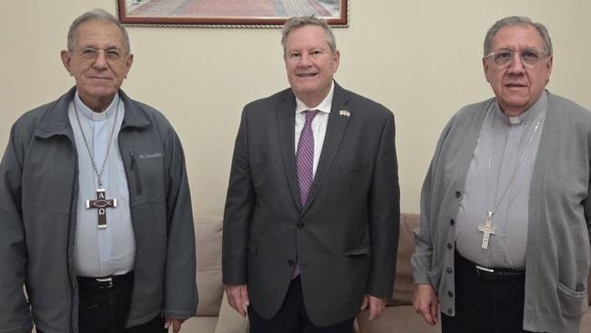 Mike Hammer (centro) junto a autoridades de la Iglesia Católica de Cuba.