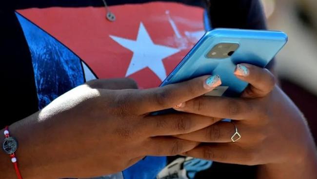 Una persona utiliza un móvil en Cuba.