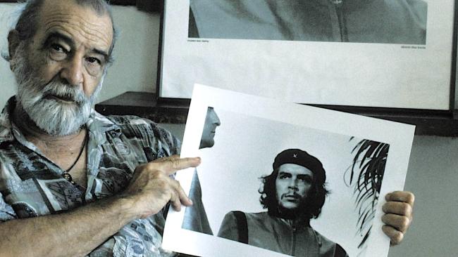 Korda con su foto original del Che.