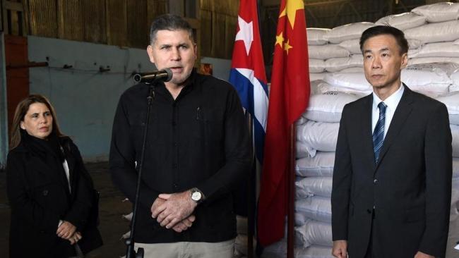 Oscar Pérez-Oliva Fraga (c) habla durante la entrega de una carga de arroz de China.