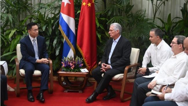 Díaz-Canel recibe al embajador de China en Cuba, Hua Xin.