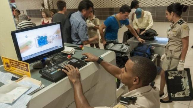 Operaciones en la aduana de un aeropuerto cubano.