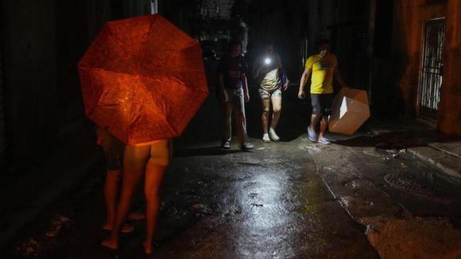 Cubanos en medio de un apagón en La Habana.