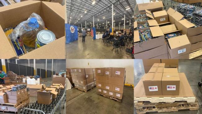 Parte del cargamento de ayuda humanitaria antes de ser embarcado a Cuba.