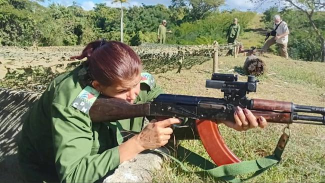 Miliciana en prácticas de tiro en Cienfuegos.