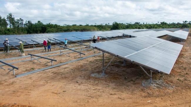 Montaje de un parque de paneles solares en Cuba.
