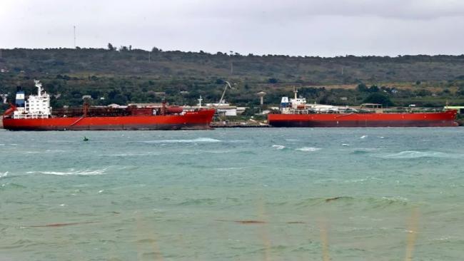 Barcos tanqueros cubanos en la bahía de Matanzas. 