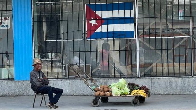 Un vendedor de productos agrícolas en La Habana.
