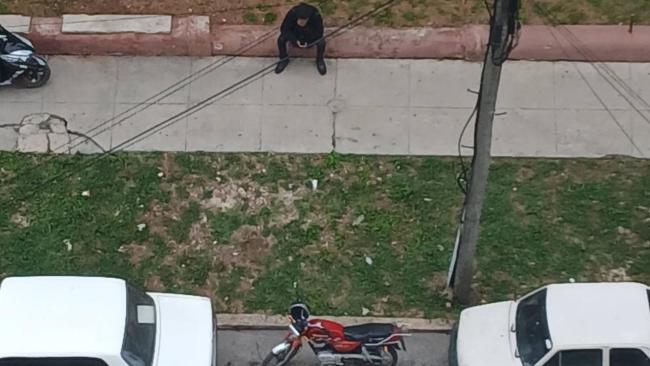 Vigilancia policial frente a la vivienda de periodistas independientes en La Habana.