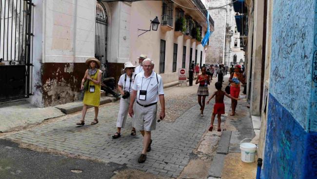 Turistas extranjeros en una calle de La Habana Vieja.