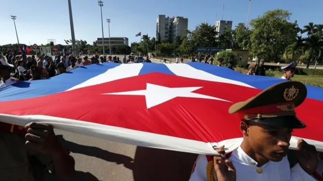 Soldados llevando una bandera cubana durante un homenaje, en La Habana.  