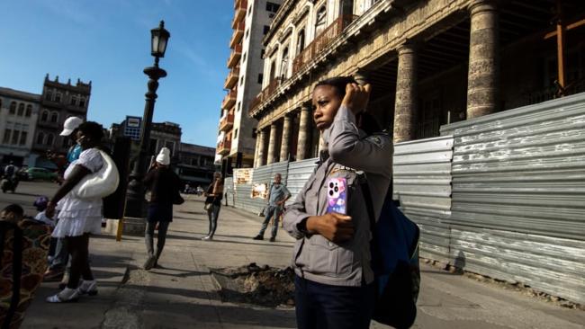 Cubanos en una calle de La Habana.