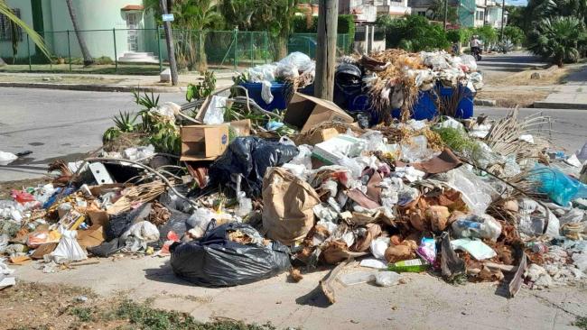 Un basurero en una esquina de La Habana. 