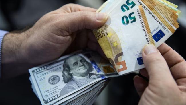 Billetes de dólares y euros.