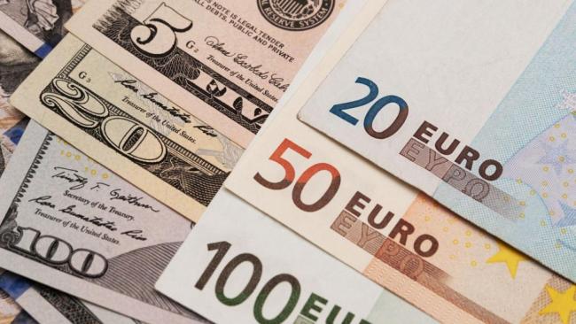 Billetes de dólares y euros.