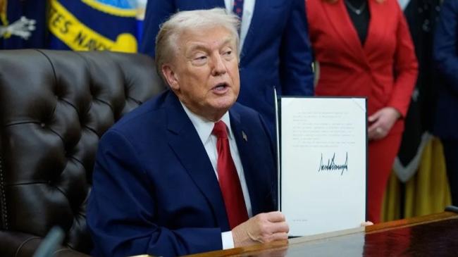 El presidente de Estados Unidos, Donald J. Trump, firma una orden ejecutiva. 