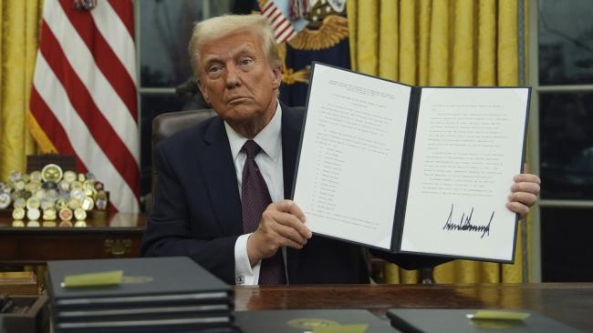 Donald Trump tras la firma de una orden ejecutiva.
