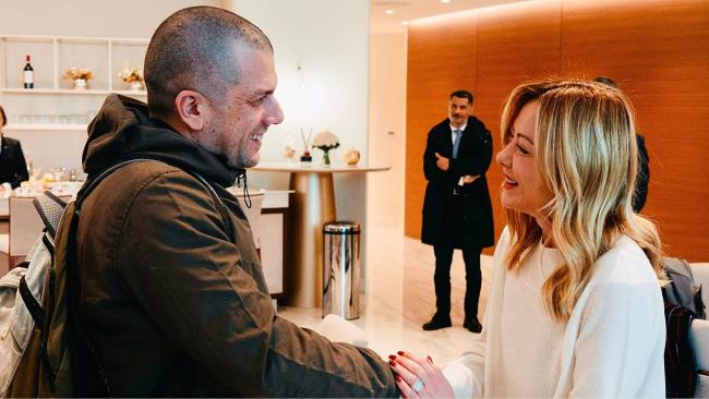 Giorgia Meloni recibe al preso liberado por el chavismo Alberto Trentini.