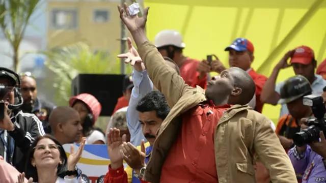 Un escolta protege a Maduro en Venezuela. Archivo.