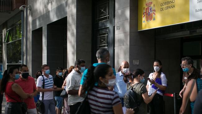 Cola en una oficina de Extranjería en España.