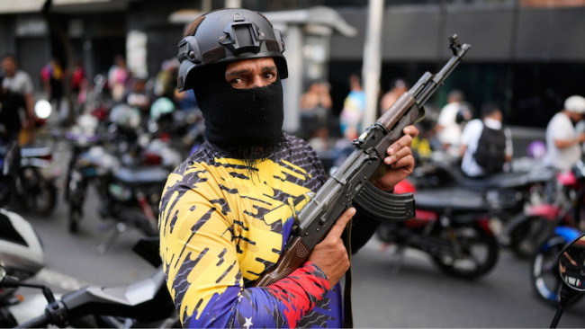 Un integrante de los 'colectivos' en Caracas.