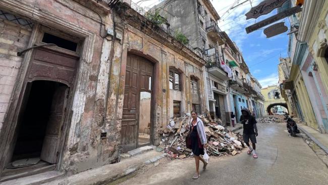 Escombros de un derrumbe en una calle de La Habana Vieja.