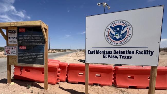 Cartel a la entrada del  Campamento East Montana, centro de detención de migrantes.