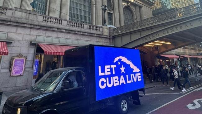 Cartel en favor del régimen cubano en Nueva York.