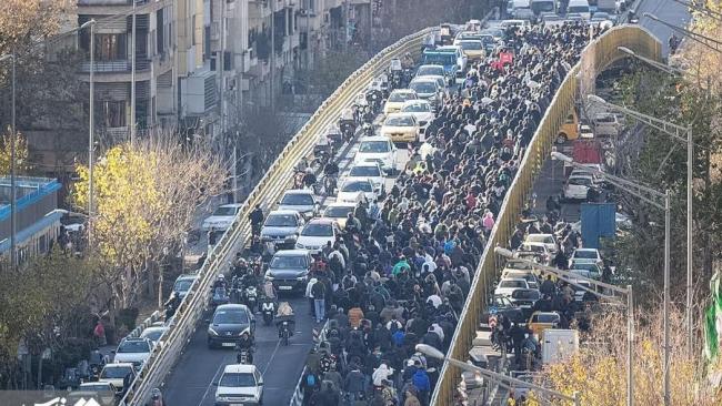 Una columna de manifestantes en una ciudad de Irán.