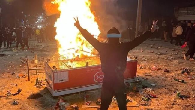 Un manifestante en la provincia iraní de Ilam.