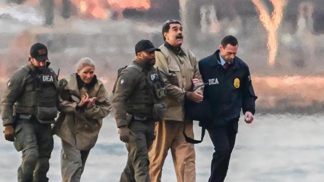 Maduro y Flores trasladados al tribunal.