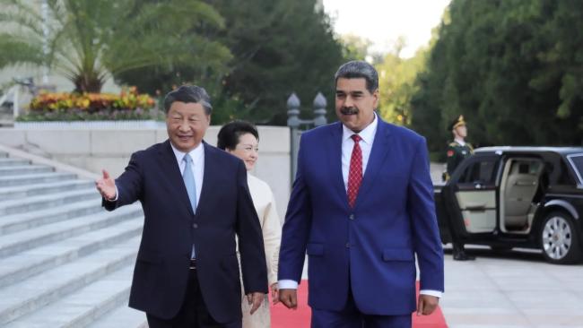 Nicolás Maduro (der) y Xi Jinping en Pekín en 2023.