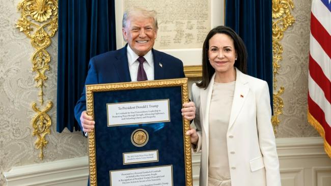 Machado entregó a Trump la medalla del Premio Nobel de la Paz, enmarcada con un mensaje de "gratitud".