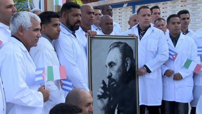 Médicos cubanos antes de su salida a Italia.