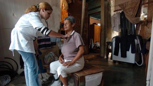 Una doctora cubana atendiento a una paciente en Venezuela en 2019.