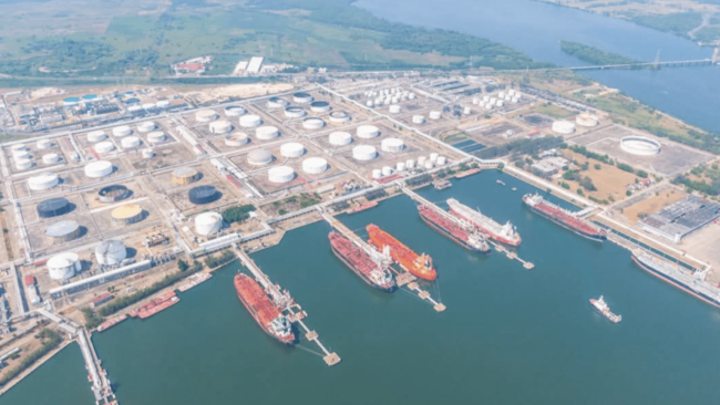 Terminal marítima de Pemex en la laguna de Pajaritos, puerto de Coatzacoalcos, México.