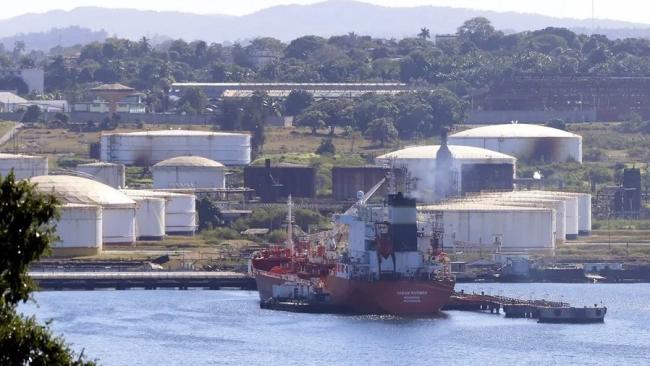El petrolero Ocean Mariner frente a los muelles de la refinería Ñico López este sábado, en La Habana.  